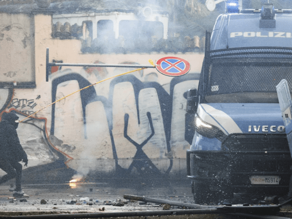 maskirani muškarac napada policiju