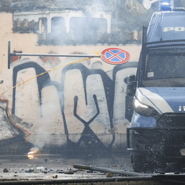 maskirani muškarac napada policiju