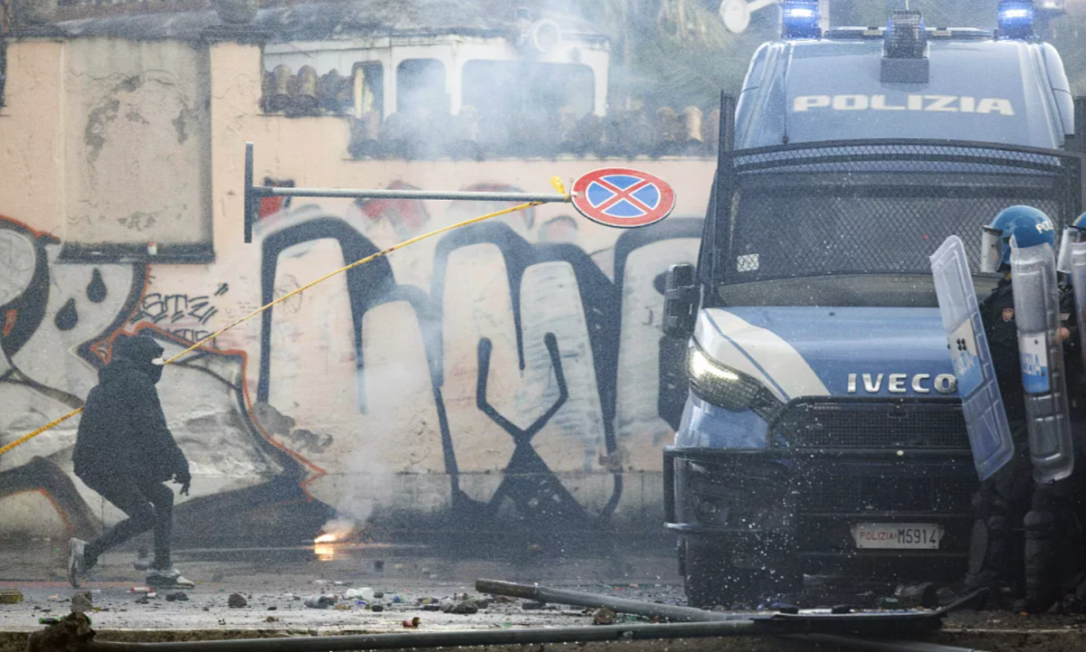 maskirani muškarac napada policiju